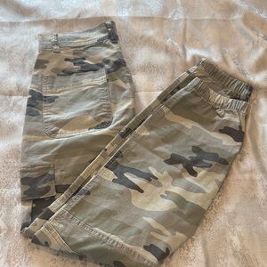 American Eagle Outfitters Camouflage cargo Pants - size 2